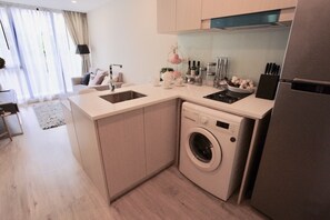 City Apartment | Private kitchen | Fridge, microwave, stovetop, electric kettle - Serio Condo (Bangkok)