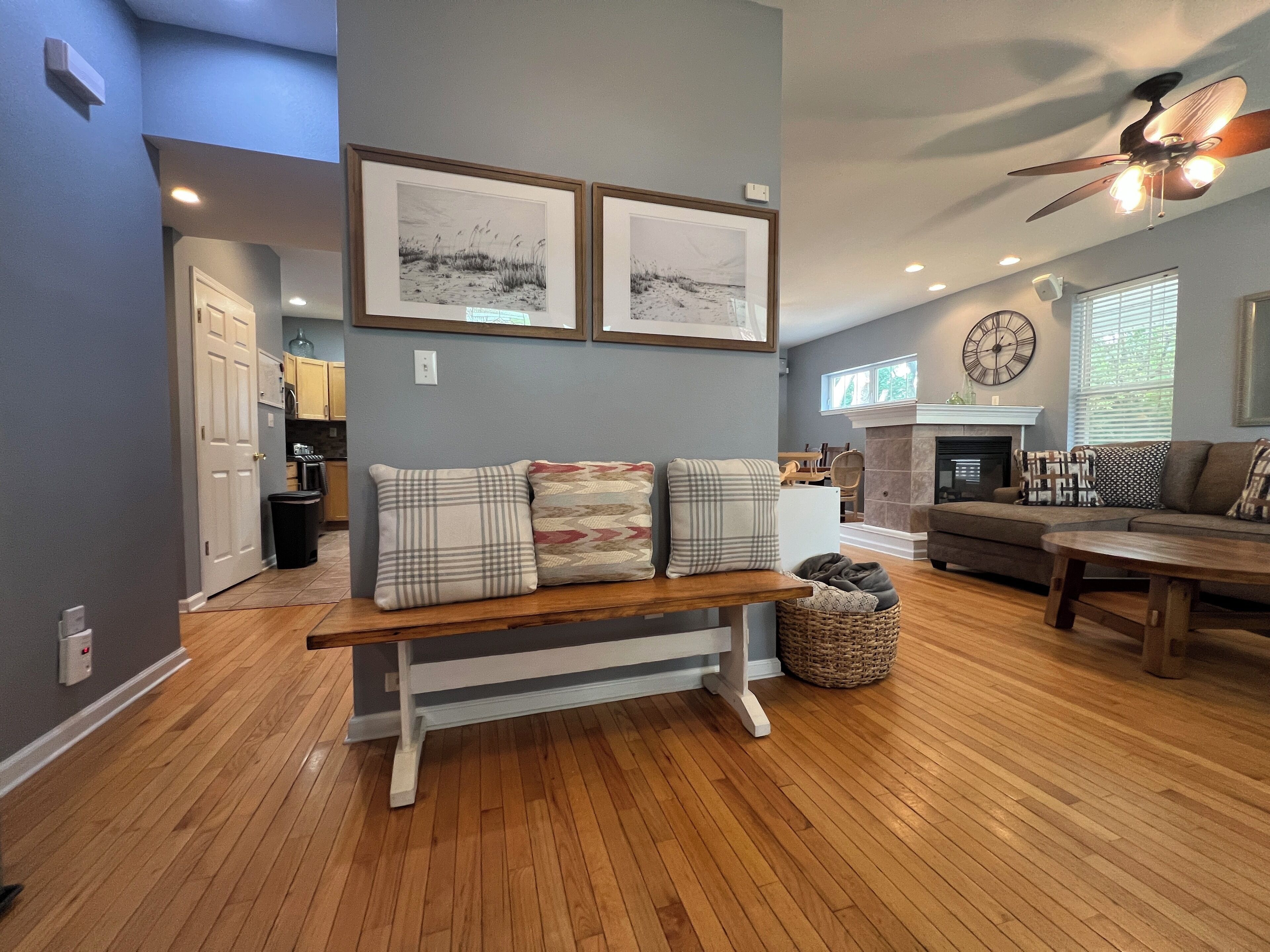 Smart-TV, peis, DVD-spiller og bøker