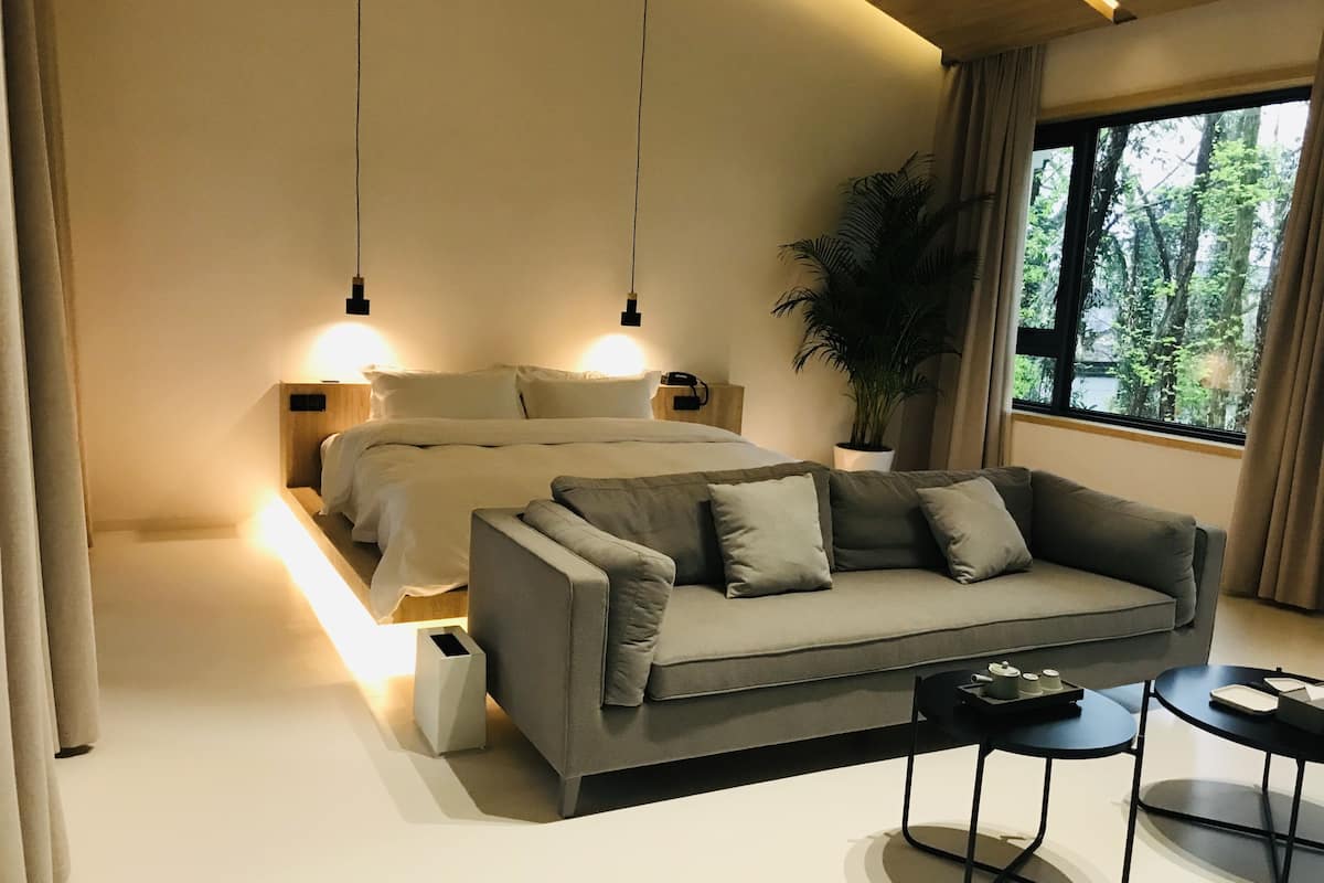Suite Deluxe, para no fumadores | Área de sala de estar | Televisión de pantalla plana