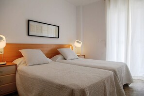 3 bedrooms, iron/ironing board, bed sheets