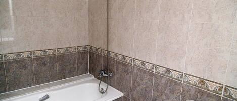 Une salle de bain avec une baignoire, un lavabo et des toilettes.