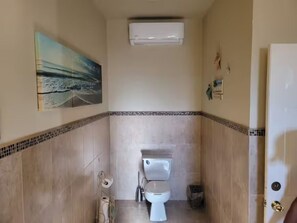 Douche, sĂšche-cheveux, serviettes fournies, savon