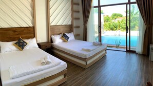 Bộ đồ giường cao cấp, minibar, két bảo mật tại phòng, bàn 