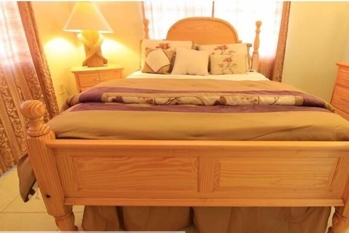 2 habitaciones, espacio para trabajar con laptop y cortinas blackout