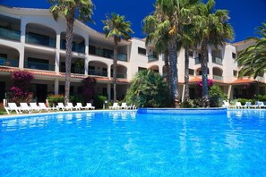 Pool - AirCon Apartment Family Complex on the Beachfront · UHC COSTA LINDA (Hospitalet de L´Infant)