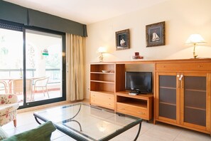 TV - AirCon Apartment Family Complex on the Beachfront · UHC COSTA LINDA (Hospitalet de L´Infant)