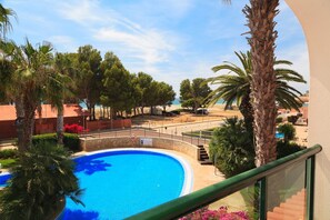 Pool - AirCon Apartment Family Complex on the Beachfront · UHC COSTA LINDA (Hospitalet de L´Infant)