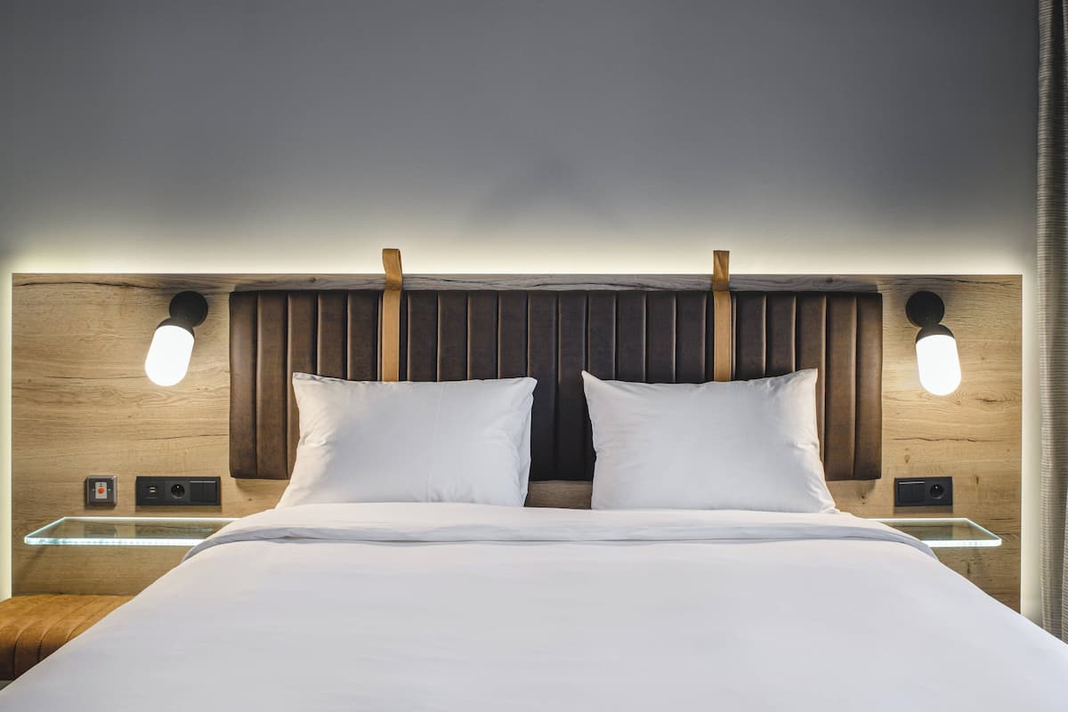 room, 1 queen bed | hypo-allergenic bedding, desk, laptop workspace, blackout curtains