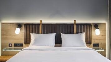 Room, 1 Queen Bed | Hypo-allergenic bedding, desk, laptop workspace, blackout drapes