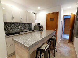 Deluxe studio suite, 1 slaapkamer | Privékeuken | Een koelkast, een magnetron, een oven, een koffiezetapparaat/waterkoker
