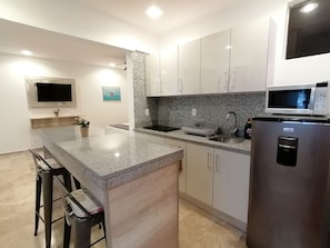 Suite monolocale Deluxe, 1 camera da letto | Cucina privata | Frigorifero, microonde, forno, macchina per tè/caffè