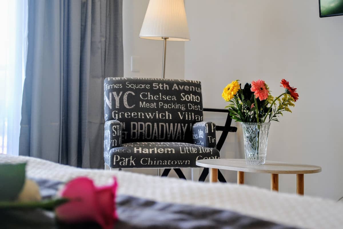 Deluxe-Vierbettzimmer | Wohnbereich | 49-Zoll-Flachbildfernseher mit Kabelempfang, Smart-TV