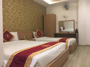 Minibar, cortinas blackout, tabla de planchar con plancha y wifi gratis 