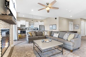 تلفزيون ذكي، مدفأة، وحدة تحكم لألعاب الفيديو، مشغل دي في دي