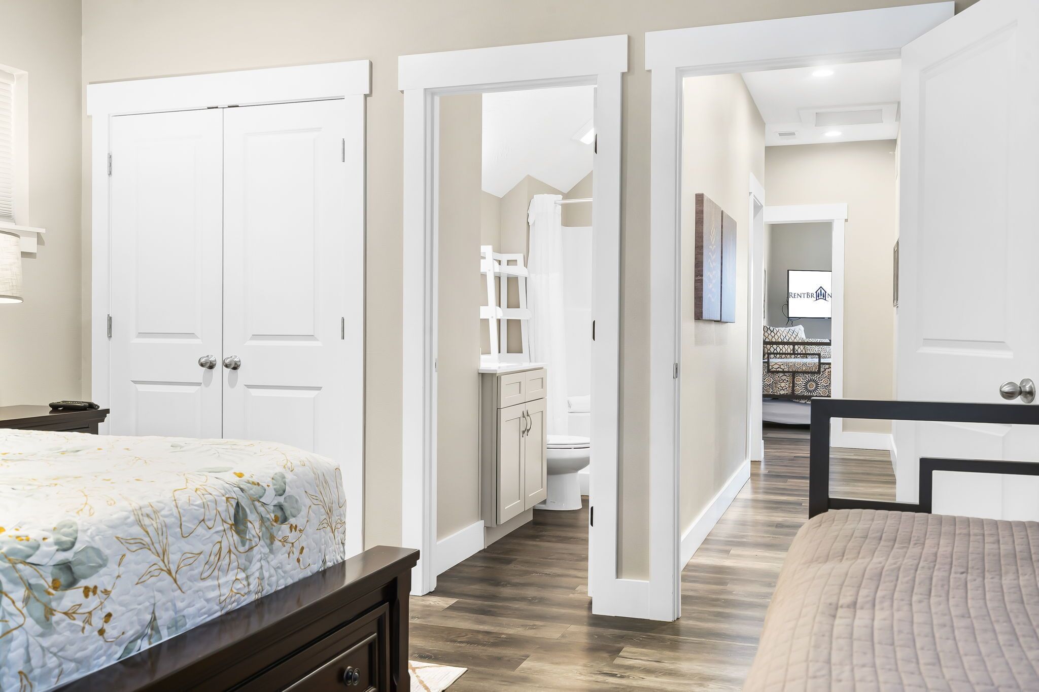 10 bedrooms, iron/ironing board, free WiFi, bed sheets