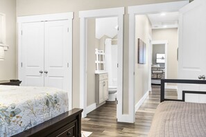 10 bedrooms, iron/ironing board, free WiFi, bed sheets - Hot Tub, Games, 2 Kitchens, Cmty Indoor Pool, $400 of Free Tickets, Sdc Minutes Away! (Branson)