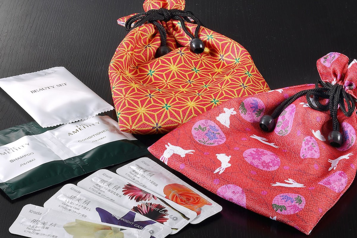 Conjunto de sacolas de presente e produtos de higiene pessoal.