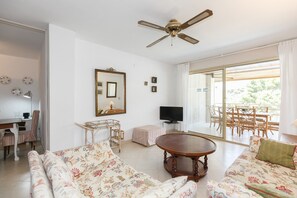 TV - Apartment UHC PLAYAMERO · Beachfront · Pool · Sea Views (Salou)