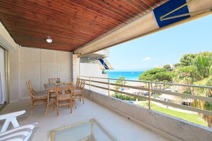 Outdoor dining - Apartment UHC PLAYAMERO · Beachfront · Pool · Sea Views (Salou)