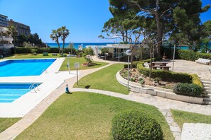 Pool - Apartment UHC PLAYAMERO · Beachfront · Pool · Sea Views (Salou)