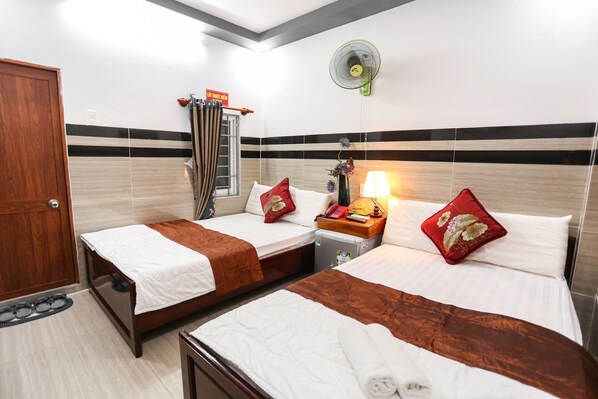 Triple Room | Desk, blackout curtains, free WiFi