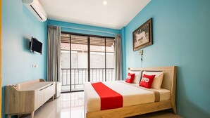 A hotel room with a bed, a desk, and a TV. - The Space Huahin (Hua Hin)