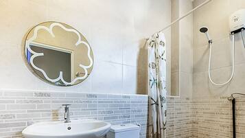 Deluxe Double Room | Bathroom | Shower, bidet, towels, soap