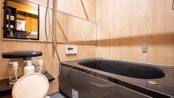 町屋 | バスルーム | シャワー付き浴槽、デザイナーバスアメニティ、ヘアドライヤー、スリッパ