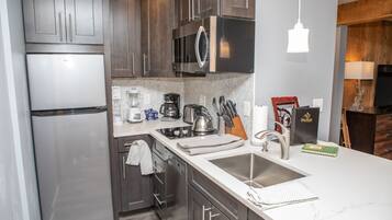 Townhome, 3 Bedrooms | Private kitchen | Fridge, microwave, oven, dishwasher