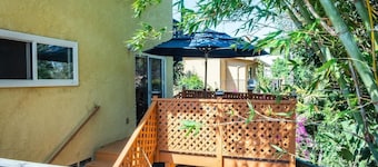 Serene Patio w/ Canyon Views, 2bd, Blk to Zoo, PK