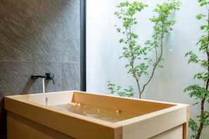 Separate bathtub and shower, free toiletries, hair dryer, slippers - Tabitabi Stay Shinsen (Kyoto)