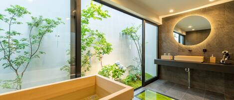 町屋 | バスルーム | 個別の浴槽とシャワー、バスアメニティ (無料)、ヘアドライヤー、スリッパ