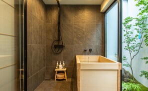 Separate tub and shower, free toiletries, hair dryer, slippers - Tabitabi Stay Shinsen (Kyoto)