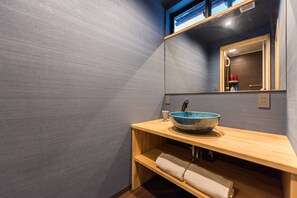 Separate tub and shower, free toiletries, hair dryer, slippers - Tabitabi Stay Moonlight (Kyoto)