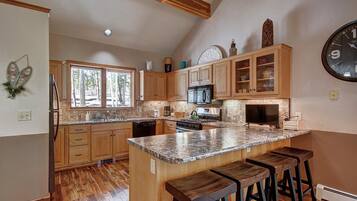 House, 3 Bedrooms | Private kitchen | Fridge, microwave, oven, dishwasher