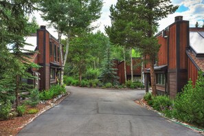 وحدة سكنية متصلة - ٤ غرف نوم | المنشأة من الخارج