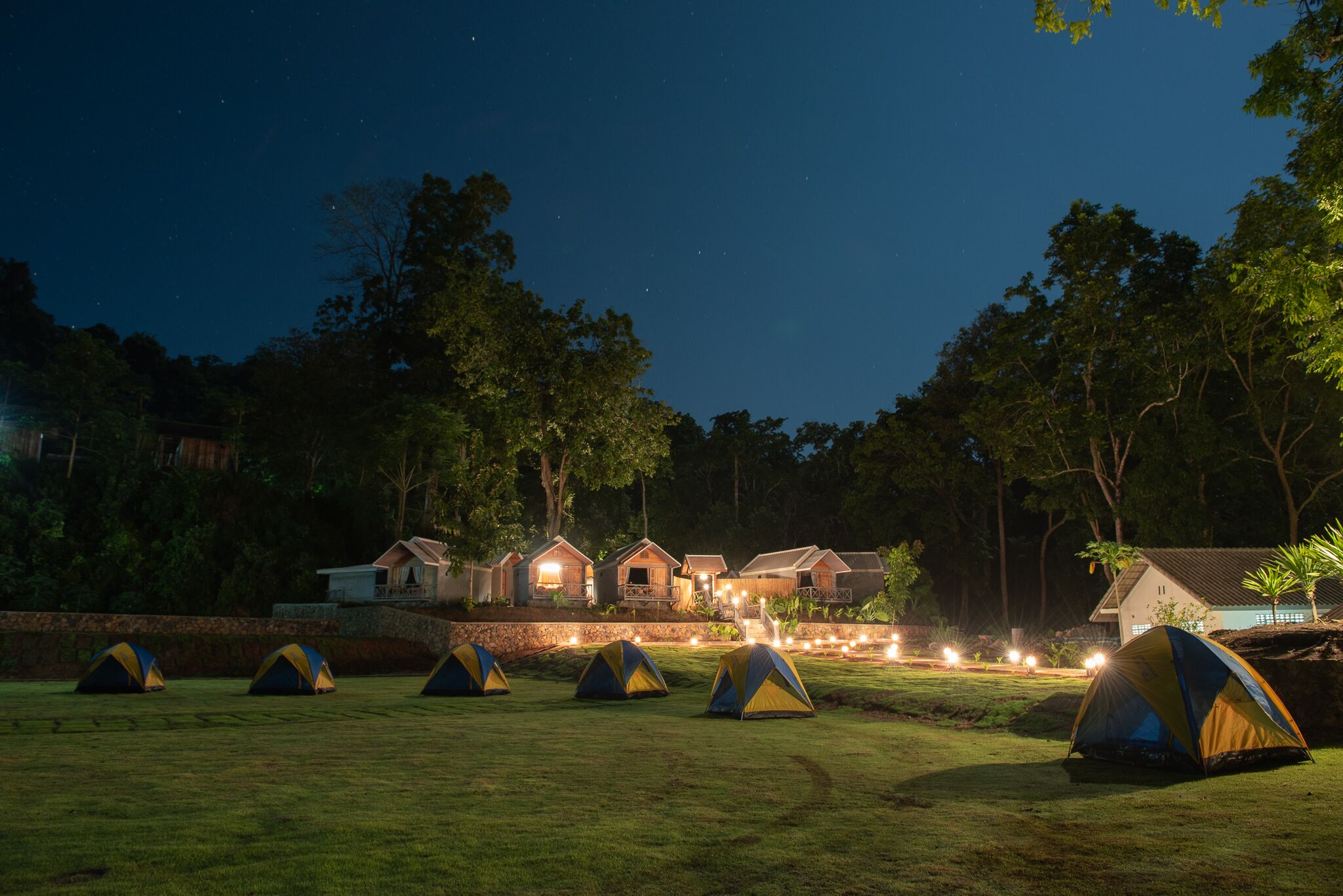 デラックス テント | リビング エリア | 薄型テレビ、iPod ドック、MP3 ドック