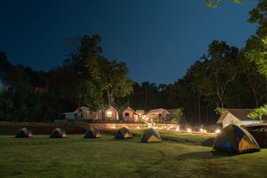 Deluxe Tent | Living area | Flat-screen TV, iPod dock, MP3 dock