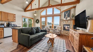 Condo, 2 Bedrooms | Living area