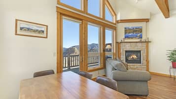 Condo, 2 Bedrooms | Living room | Smart TV