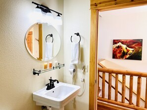 Condo, 2 phòng ngủ | Phòng tắm | Máy sấy tóc, khăn tắm, dầu gội