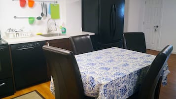 Family Suite | Private kitchen | Fridge, microwave, oven, dishwasher