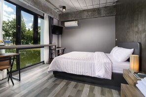 Queen Room with Private External Bathroom | Water view - The Nichehome - A Lovely Waterside Living (San Sai)