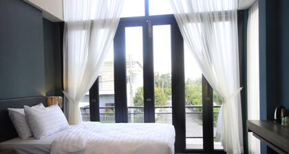 The Nichehome - A Lovely Waterside Living