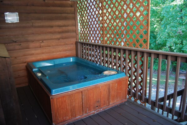 Outdoor spa tub - Americana Hot Tub Cabin @ LakePointe Resort - no cleaning fees! (Russell Springs)