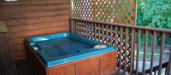 Americana Hot Tub Cabin @ LakePointe Resort - no cleaning fees!