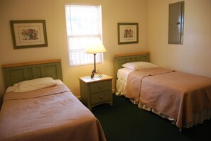 2 bedrooms, free WiFi, bed sheets - Americana Hot Tub Cabin @ LakePointe Resort - no cleaning fees! (Russell Springs)