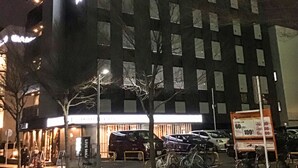 Een meerhoog gebouw met het bord 