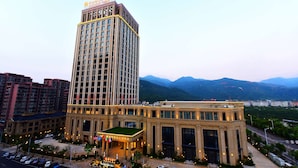 Un grand hôtel doté d ’une tour imposante et d’une entrée majestueuse.