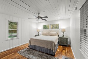 4 bedrooms, free Internet, bed sheets